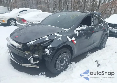2024 Tesla Model Y Long Range Single Motor Rear-Wheel Drive/Rwd z USA, uszkodzony, nr VIN 7SAYGDED0RF110081